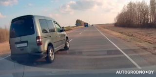 Рискованный обгон под Гродно попал на видео: "У водителя было менее 3 сек до лобового с автобусом"