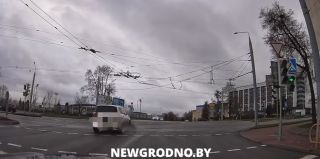 "Перепутал направление стрелки?": в Гродно на видео попал странный и опасный маневр водителя Infiniti
