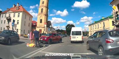 В центре Гродно на дороге лежит мужчина. Обновлено - официально