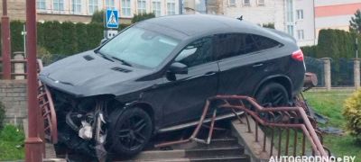 Превью фото к статье В Гродно Mercedes завис на лестнице по улице Дзержинского. Обновлено: автомобиль вылетел на ступеньки из-за маневра так…...