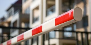 Шлагбаум возле многоквартирного дома. Почему прокуратура потребовала его демонтировать?