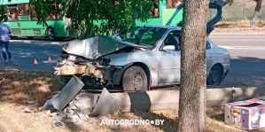 В Гродно легковушка повалила на дорогу фонарный столб