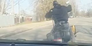 1 апреля мотоциклист устроил преследование автомобиля девушки. Это не было похоже на шутку – девушка позвонила в милицию