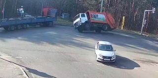 В Минске мусоровоз проехал десяток метров на двух колесах – и опрокинулся. Видео