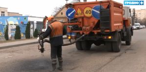 В Гродно заделывают ямы на дорогах: дорожники работают с продленным рабочим днем и по выходным
