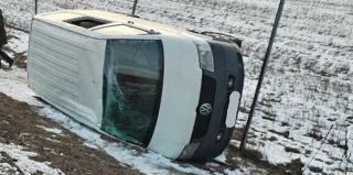 Утром на М6 на боку в кювете оказался бус. Его водитель уходил от столкновения с косулей