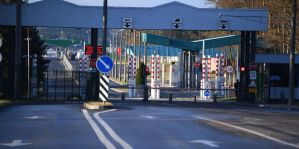 Польша не планирует возобновлять грузовое движение в ПП "Кузница"