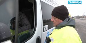 Штраф грозит гродненскому водителю маршрутки за трещину на лобовом. Говорит, камень выскочил из-под колес в самом начале поездки