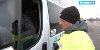 Штраф грозит гродненскому водителю маршрутки за трещину на лобовом. Говорит, камень выскочил из-под колес в самом начале поездки