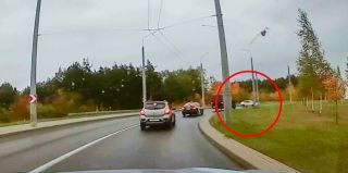 В Гродно на путепроводе занесло автомобиль. Читатель показал, как это было