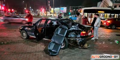 В Гродно BMW E32 вылетел на остановку