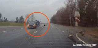 Вот это прилет: гродненец еле увернулся от встречного колеса под Гродно. А второй водитель не успел
